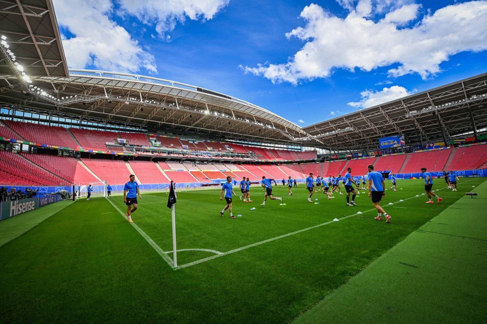 Udržitelní fotbalisté: rekordně málo emisí, ale také zbytečné létání na 150 kilometrů