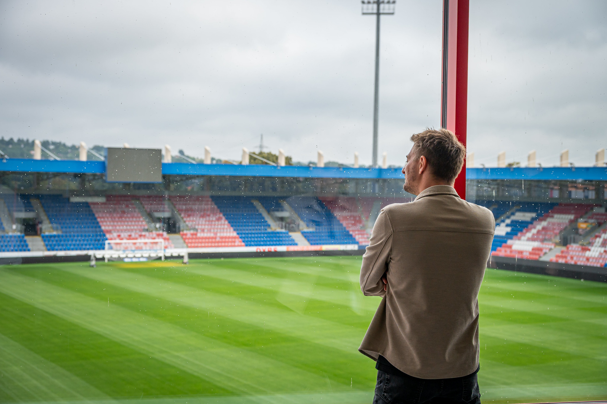 Kluby, recyklujte! Místo gólového rekordu čistí inženýr stadiony od odpadů