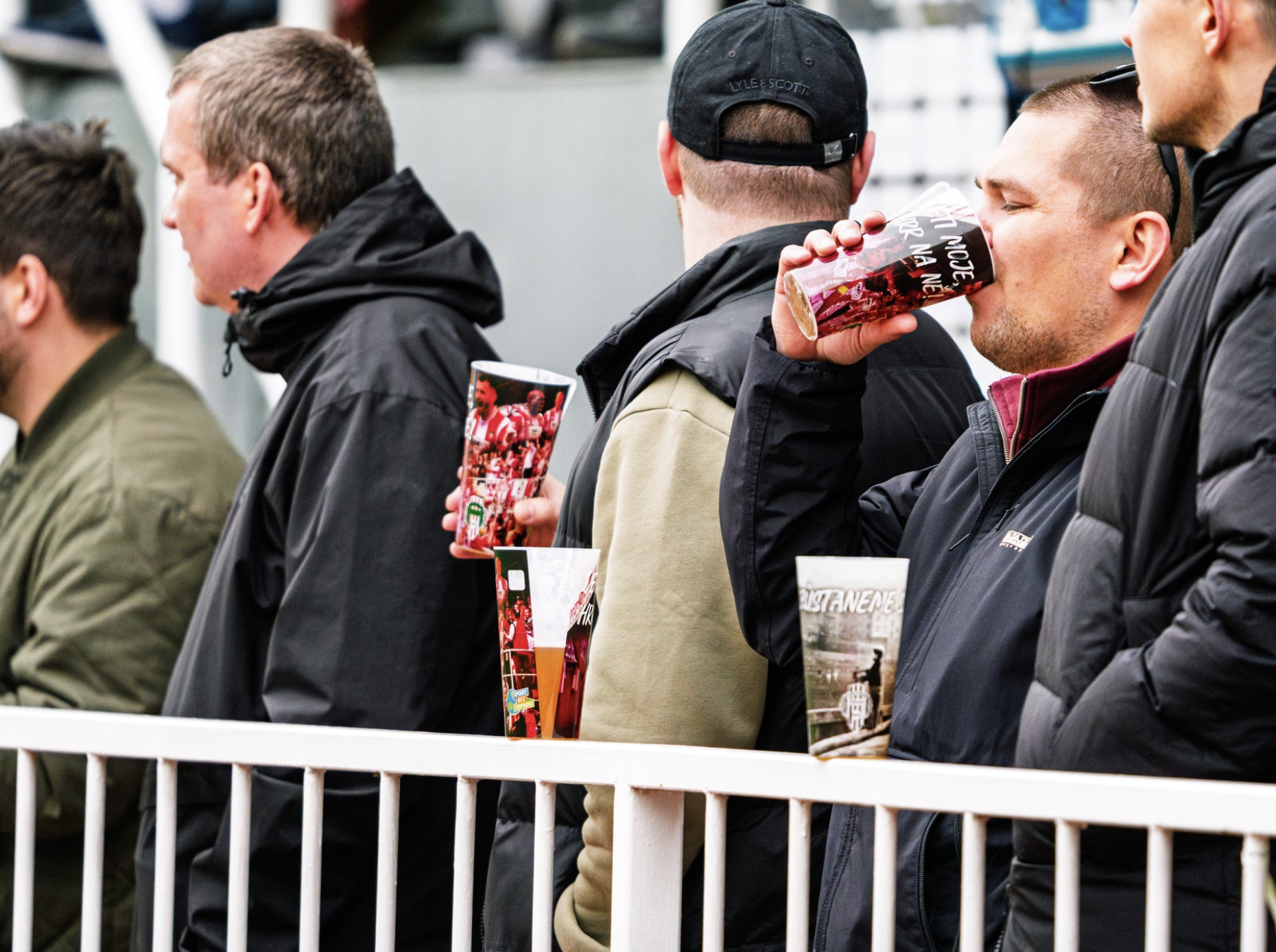Vratné kelímky na Žižkově šetří tisíce plastů
