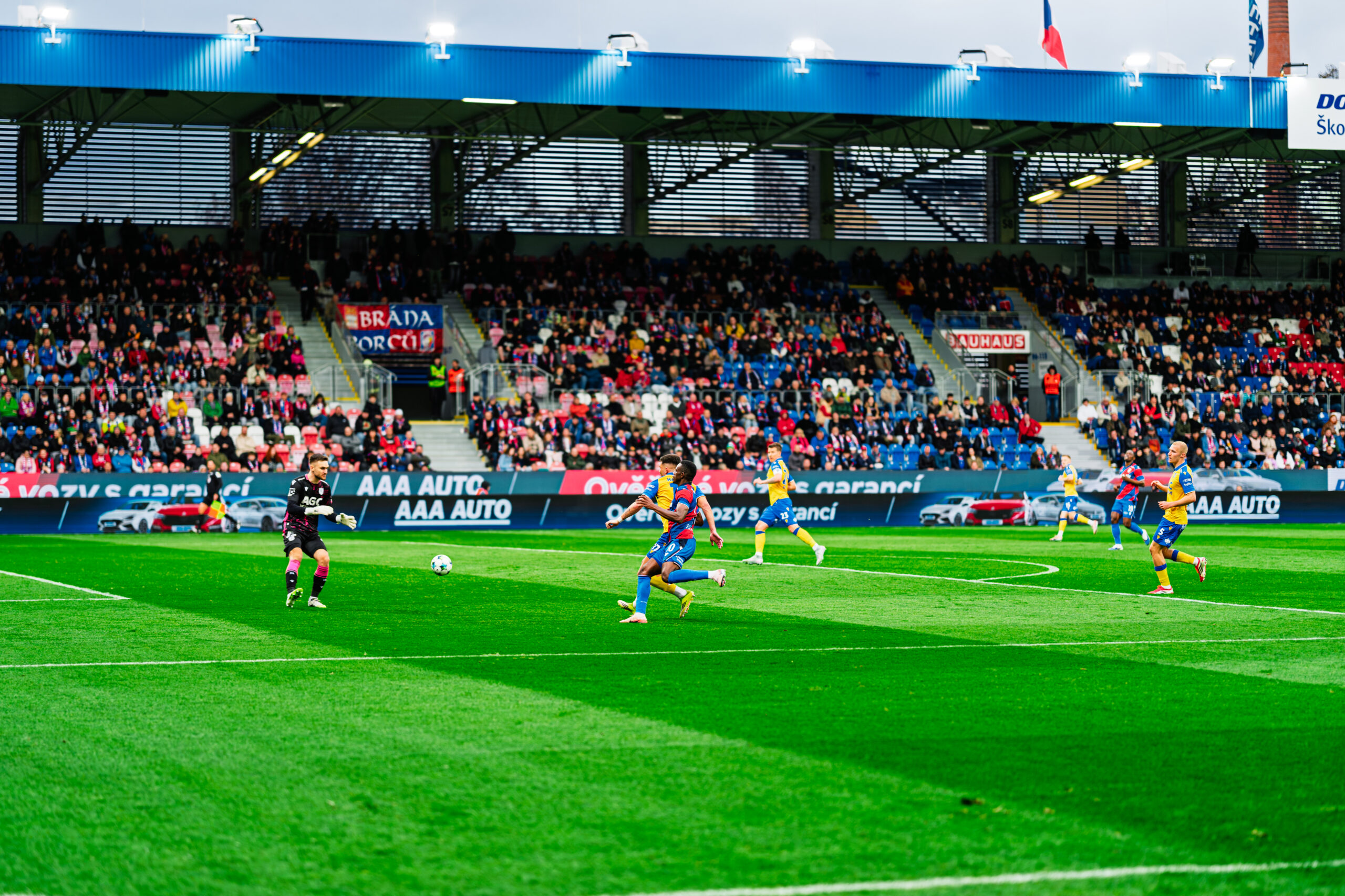 Sport bez odpadu v Plzni: plný stadion, fronty u stánku a břevno v permanenci